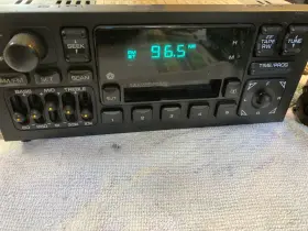 04704427 CHRYSLER CORPORATION Am Fm Eq Cassette Visually #2